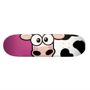 Rosafarbene Kuh auf rosa Skateboard