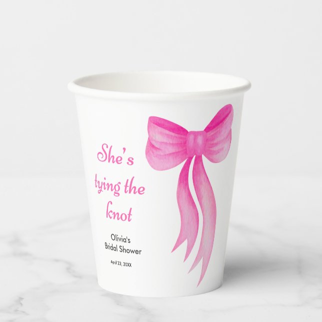 Rosafarbene Schleife - Sie knüpft den Knoten Jungg Pappbecher (Vorderseite)