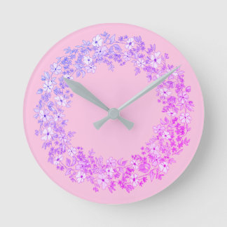 Rosafarbener Blumenkranz Runde Wanduhr