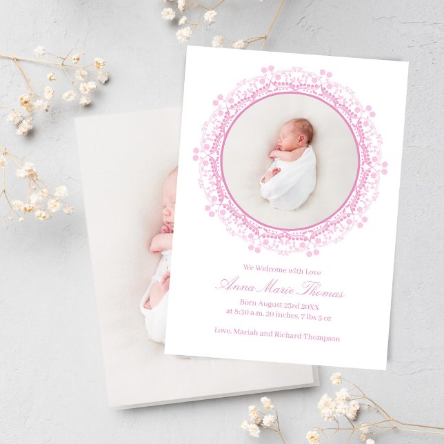 Rosafarbenes Baby-Foto Florales Skript Geburt (Blush pink baby announcement with floral frame and full photo back for a soft elegant design.)