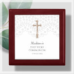 Rosary-Geschenkboxen Erinnerungskiste<br><div class="desc">Feiern Sie den besondere Anlass der Erste Heilige Kommunion mit dieser exquisiten Rosenkranz-Geschenkboxen. Die Kiste hat einen wunderschönen weißen Spitzeneffekt mit einem goldenen Farbkruzifix auf weißem Hintergrund, was es zu einem atemberaubenden Schatz für die nächsten Jahre macht. Die Schachtel ist leicht zu personalisieren mit dem Namen Ihres Liebsten und dem...</div>