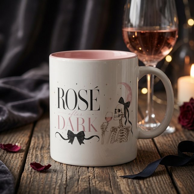 Rosé After Dark Skelett Halloween  Tasse (Von Creator hochgeladen)