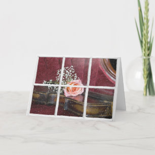 Rose auf Geige im Fenster mit Regen Karte