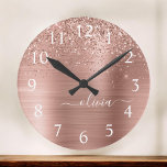 Rose aus gebürstetem Metall, Gold Rosa Glitzer Mon Runde Wanduhr<br><div class="desc">Rose Gold - Rosa schwarze Imitate Foil Metallic Sparkle Glitzer gebürstete Metal Monogram Name Clock. Das macht den perfekten 16 Geburtstag,  Hochzeit,  Brautparty,  Jubiläum,  Babydusche oder Junggeselinnen-Abschied Geschenk für jemanden,  der Lieben glamourösen Luxus und schicke Stile.</div>