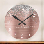 Rose aus gebürstetem Metall Gold Silber Glitzer Mo Runde Wanduhr<br><div class="desc">Rose Gold - Rosa- und Silberne Imitate Foil metallic sparkle Glitzer gebürstete Metal Monogram Name Clock. Das macht den perfekten 16 Geburtstag,  Hochzeit,  Brautparty,  Jubiläum,  Babydusche oder Junggeselinnen-Abschied Geschenk für jemanden,  der Lieben glamourösen Luxus und schicke Stile.</div>