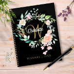 Rose Blumenschrift Monogram Black Gold 2023 Planer<br><div class="desc">Hübscher Monografie-2023-Planer mit einem schönen weißen Skriptnamen mit einem vergoldeten Initial,  der durch eine zarte Aquarellgarland mit blühender Rose auf schwarzem Hintergrund gerahmt ist. Entwickelt von Thisisnotme©</div>