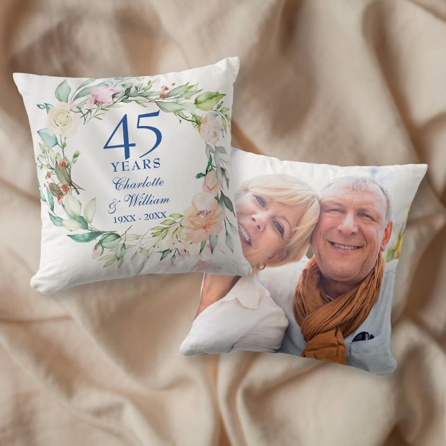 Rose Garland 45. 65. Hochzeitstag Foto Kissen (Roses Garland 45th 65th Wedding Anniversary Photo Throw Pillow)