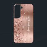 Rose Glitterie Foil Girly Signature Samsung Galaxy Hülle<br><div class="desc">Girly Imitate funkelnd Rose Gold Glitzer Highlights auf der links Kante, über ein Imitat rot und Rose Gold ombre brushed Metal-Folie. Die moderne, mädchenhafte Unterschrift besticht durch einen eleganten Schriftart aus weißer Kalligraphie mit dekorativen Schwänzen in vertikaler Form. Passen Sie die Stile des Schriftartes an oder verschieben Sie die glitzernden...</div>