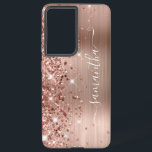 Rose Glitterie Foil Girly Signature Samsung Galaxy Hülle<br><div class="desc">Girly Imitate funkelnd Rose Gold Glitzer Highlights auf der links Kante, über ein Imitat rot und Rose Gold ombre brushed Metal-Folie. Die moderne, mädchenhafte Unterschrift besticht durch einen eleganten Schriftart aus weißer Kalligraphie mit dekorativen Schwänzen in vertikaler Form. Passen Sie die Stile des Schriftartes an oder verschieben Sie die glitzernden...</div>