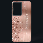 Rose Glitterie Foil Girly Signature Samsung Galaxy Hülle<br><div class="desc">Girly Imitate funkelnd Rose Gold Glitzer Highlights auf der links Kante, über ein Imitat rot und Rose Gold ombre brushed Metal-Folie. Die moderne, mädchenhafte Unterschrift besticht durch einen eleganten Schriftart aus weißer Kalligraphie mit dekorativen Schwänzen in vertikaler Form. Passen Sie die Stile des Schriftartes an oder verschieben Sie die glitzernden...</div>