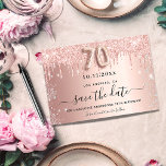 Rose-Glitzer zum 70. Geburtstag Save the Date Ankündigungspostkarte<br><div class="desc">Eine weibliche Save the Date-Karte für eine 70. Geburtstagsfeier. Rose goldener Hintergrund mit Rose Gold und Imitate silberne Glitzer Tropfen. Personalisieren und fügen Sie Datum und Namen/Text hinzu. Der Text: Save the Date wird mit einem großen angesagten,  handgeschriebenen Stilskript mit Swashes geschrieben. Nummer 70 mit einem Schriftart im Ballonstil.</div>