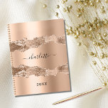 Rose Gold Age Marmorname Skript 2025 Planer<br><div class="desc">Rose Gold Age,  Marmorsteindruck als Hintergrund. Personalisieren Sie Ihren Namen und fügen Sie ihn hinzu. Der Name ist mit einem modernen handgeschriebenen Stilskript geschrieben.</div>