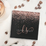 Rose Gold Blush Pink Glitzer Glam Monogram Name Glasuntersetzer<br><div class="desc">Glam Rose Gold Glitzer Eleganter Monogram Glass Untersetzer. Dieses schicke Untersetzer-Design mit elegantem,  vergoldeten Glitzer in der Rose auf schwarzem Hintergrund ist einfach zu personalisieren. Das Design enthält Ihr handgeschriebenes Skriptmonogramm mit hübschen Wirbel und Ihrem Namen.</div>