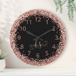 Rose Gold Blush Pink Glitzer Glam Monogram Name Große Wanduhr<br><div class="desc">Glam Rose Gold Glitter Elegant Monogram Clock. Easily personalize this trendy chic clock design featuring elegant rose gold sparkling glitter on a black background. The design feys your handwritten script monogram with pretty swirls and your name.</div>