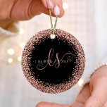 Rose Gold Blush Pink Glitzer Glam Monogram Name Keramik Ornament<br><div class="desc">Glam Rose Gold Glitzer Elegante Monogram Ornament. Dieses schicke und schicke Ornament-Design mit elegantem goldglänzenden Glitzer aus der Rose auf schwarzem Hintergrund ist einfach zu personalisieren. Das Design enthält Ihr handgeschriebenes Skriptmonogramm mit hübschen Wirbel und Ihrem Namen.</div>