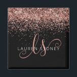 Rose Gold Blush Pink Glitzer Glam Monogram Name Magnet<br><div class="desc">Glam Rose Gold Glitzer Elegantes Monogram Magnet. Dieses schicke Design mit elegantem,  goldglänzenden Glitzer aus der Rose auf schwarzem Hintergrund ist einfach zu personalisieren. Das Design enthält Ihr handgeschriebenes Skriptmonogramm mit hübschen Wirbel und Ihrem Namen.</div>