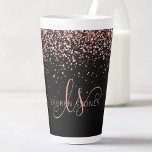 Rose Gold Blush Pink Glitzer Glam Monogram Name Milchtasse<br><div class="desc">Glam Rose Gold Glitzer Elegante Monogram Latte Tasse. Dieses schicke Design aus Latte-Tasse mit elegantem goldglänzenden Glitzer aus der Rose auf schwarzem Hintergrund ist einfach zu personalisieren. Das Design enthält Ihr handgeschriebenes Skriptmonogramm mit hübschen Wirbel und Ihrem Namen.</div>