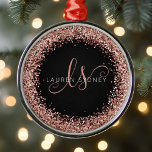 Rose Gold Blush Pink Glitzer Glam Monogram Name Ornament Aus Metall<br><div class="desc">Glam Rose Gold Glitzer Elegant Monogram Metal Ornament. Dieses schicke Metalldekor-Design mit elegantem goldglänzenden Glitzer aus der Rose auf schwarzem Hintergrund ist einfach zu personalisieren. Das Design enthält Ihr handgeschriebenes Skriptmonogramm mit hübschen Wirbel und Ihrem Namen.</div>