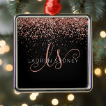 Rose Gold Blush Pink Glitzer Glam Monogram Name Ornament Aus Metall<br><div class="desc">Glam Rose Gold Glitzer Elegante Monogram Ornaments. Dieses trendige,  schicke Ornament-Design mit elegantem goldglänzenden Glitzer aus der Rose auf schwarzem Hintergrund ist einfach zu personalisieren. Das Design enthält Ihr handgeschriebenes Skriptmonogramm mit hübschen Wirbel und Ihrem Namen.</div>