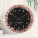 Rose Gold Blush Pink Glitzer Glam Monogram Name Runde Wanduhr<br><div class="desc">Glam Rose Gold Glitter Elegant Monogram Clock. Easily personalize this trendy chic clock design featuring elegant rose gold sparkling glitter on a black background. The design feys your handwritten script monogram with pretty swirls and your name.</div>