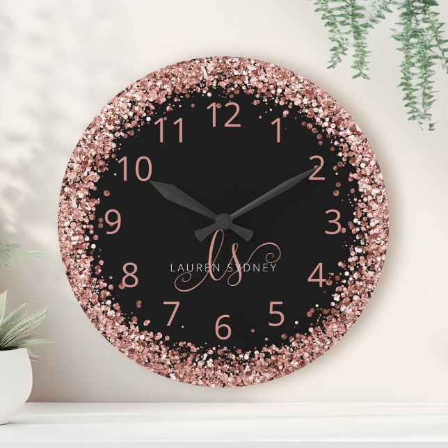 Rose Gold Blush Pink Glitzer Glam Monogram Name Runde Wanduhr (Von Creator hochgeladen)