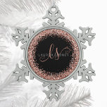 Rose Gold Blush Pink Glitzer Glam Monogram Name Schneeflocken Zinn-Ornament<br><div class="desc">Glam Rose Gold Glitzer Elegant Monogram Weihnachtsschmuck. Dieses schicke Weihnachtsgeschmacksdesign mit elegantem goldglänzenden Glitzer aus der Rose auf schwarzem Hintergrund verleiht dem Hotel eine angenehme Atmosphäre. Das Design enthält Ihr handgeschriebenes Skriptmonogramm mit hübschen Wirbel und Ihrem Namen.</div>