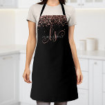 Rose Gold Blush Pink Glitzer Glam Monogram Name Schürze<br><div class="desc">Glam Rose Gold Glitzer Elegante Monogram Schürze. Dieses schicke Design der Schürze mit elegantem goldglänzenden Glitzer aus der Rose auf schwarzem Hintergrund ist einfach zu personalisieren. Das Design enthält Ihr handgeschriebenes Skriptmonogramm mit hübschen Wirbel und Ihrem Namen.</div>