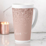 Rose Gold Blush Pink Glitzer Script Monogram Girl Milchtasse<br><div class="desc">Rose Gold - Schwarz rosa Imitate Foil Metallic Sparkle Glitzer Script Monogram Name Latte Coffee Cup Tasse. Das macht den perfekten 16 Geburtstag,  Hochzeit,  Brautparty,  Jubiläum,  Babydusche oder Junggeselinnen-Abschied Geschenk für jemanden,  der Lieben glamourösen Luxus und schicke Stile.</div>