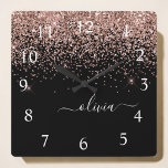 Rose Gold Blush Pink Glitzer Script Monogram Girl Quadratische Wanduhr<br><div class="desc">Rose Gold - Schwarz Rosa und Schwarz Sparkle Glitzer Script Monogram Name Clock. Das macht den perfekten 16 Geburtstag,  Hochzeit,  Brautparty,  Jubiläum,  Babydusche oder Junggeselinnen-Abschied Geschenk für jemanden,  der Lieben glamourösen Luxus und schicke Stile.</div>