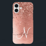Rose Gold Brushed Metal Glitzer Monogram Name iPhone 16 Plus Hülle<br><div class="desc">Dieses schicke Gehäuse mit hübschem vergoldeten Glitzer aus Rose auf einer Rose mit goldgebürstetem metallischem Hintergrund ist einfach zu personalisieren.</div>