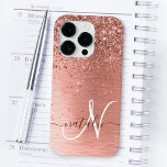 Rose Gold Brushed Metal Glitzer Monogram Name Case-Mate iPhone 14 Pro Hülle<br><div class="desc">Dieses schicke Gehäuse mit hübschem vergoldeten Glitzer aus Rose auf einer Rose mit goldgebürstetem metallischem Hintergrund ist einfach zu personalisieren.</div>