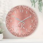 Rose Gold Brushed Metal Glitzer Monogram Name Große Wanduhr<br><div class="desc">Dieses schicke,  große Uhrendesign mit hübscher Rose,  vergoldetem Imitat Glitzer auf einer Rose mit goldgebürstetem metallischem Hintergrund ist einfach zu personalisieren.</div>