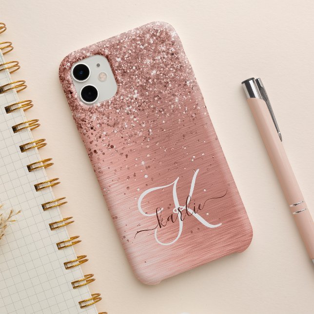 Rose Gold Brushed Metal Glitzer Monogram Name iPhone 15 Hülle (Von Creator hochgeladen)