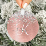 Rose Gold Brushed Metal Glitzer Monogram Name Ornament<br><div class="desc">Dieses trendige und schicke Ornament-Design mit hübschem silberglänzenden Glitzer auf einer Rose mit goldgebürstetem metallischem Hintergrund ist einfach zu personalisieren.</div>