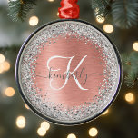 Rose Gold Brushed Metal Glitzer Monogram Name Ornament Aus Metall<br><div class="desc">Dieses schicke Weihnachtsgeschmack-Design mit hübsch silberfarbenem Glitzer auf einer Rose mit goldfarbenem metallischem Hintergrund ist einfach zu personalisieren.</div>