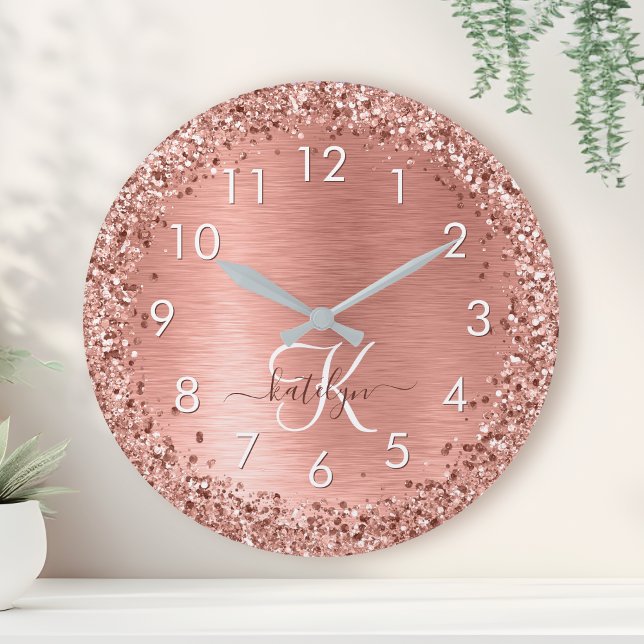 Rose Gold Brushed Metal Glitzer Monogram Name Runde Wanduhr (Von Creator hochgeladen)