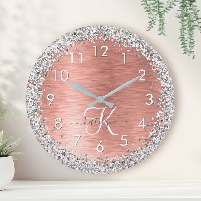Rose Gold Brushed Metal Glitzer Monogram Name Runde Wanduhr (Von Creator hochgeladen)