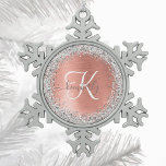 Rose Gold Brushed Metal Glitzer Monogram Name Schneeflocken Zinn-Ornament<br><div class="desc">Dieses trendige,  schicke Schneeflocke gerahmte Weihnachtsgeschmuckdesign mit hübschem silberglänzenden Glitzer auf einer Rose mit vergoldetem metallischem Hintergrund.</div>
