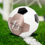 Rose Gold Brushed Metal Script Monogram Fußball<br><div class="desc">Diese personalisierte Fußball-Kugel verfügt über ein Monogramm und Vorname in modernen Schwarz-Weiß-Drehbuch auf einer verglasten Rose gold gebürsteten Metall Hintergrund.</div>
