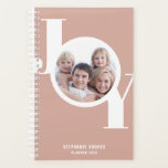 Rose Gold Custom Foto 2023 Planer<br><div class="desc">Dieser moderne und stilvolle 2023-Planer besticht durch das Wort JOY in fett formatierter Typografie auf einem rot-rosa,  goldenen Hintergrund der Rose. Einfache Anpassung an Foto,  Jahr und Namen.</div>
