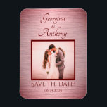 Rose Gold Custom Wedding Foto Save the Date Magnet<br><div class="desc">Geschenke deinen Freunden und Lieben diese besondere Rose Gold Custom Wedding Foto Speichern Sie das Date Magnet mit cool bordeauxrot gebürsteten Metal-Effekt und einen Platz, um ein Bild des Ehepaares hinzuzufügen! Blush-Rosa Filter, die Ihr Foto mit dem traumhaften Hintergrund verschmelzen lassen! Passen Sie es mit Ihrem Nuptialtag an! Ein wunderbarer...</div>