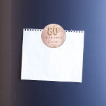 Rose Gold des 80. Geburtstags speichern Sie den Da Magnet<br><div class="desc">Elegant,  klassisch,  glamourös und mädchenhaft Save the Date Magnet für eine 80. Geburtstagsparty. Rose Gold und Farbverlauf. Dekoriert mit Rose Gold Konfetti. Personalisieren und einen Namen hinzufügen. Der Name ist mit einem modernen,  dunklen Rose gefärbten Handschrift geschrieben. Nummer 80 wird mit einem Schriftart im Ballonstil geschrieben.</div>