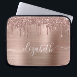 Rose Gold Drilling Glitzer Personalisiert Laptopschutzhülle<br><div class="desc">Personalisierter schicker und gürteliger Laptop-Ärmel mit Rose Gold Imitate Glitzer tropfen eine Rose Gold Imitate metallische Folie Hintergrund. Monogram mit Ihrem Namen in einem stilvollen,  trendigen weißen Skript mit Swashes.</div>