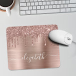 Rose Gold Driving Glitzer Monogram Mouse Pad Mousepad<br><div class="desc">Maßgeschneidertes,  elegantes und gürtelndes Mauspad mit Rose Gold Imitat Glitzer,  das vor einer Rose goldfarbenen Imitaten metallische Folie Hintergrund tropft. Monogram mit Ihrem Namen in einem stilvollen,  trendigen weißen Skript mit Swashes.</div>