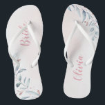 Rose Gold Dusty Blauer Grünbraun Flip Flops<br><div class="desc">Rustikal dusty blue botanical foliage grüne Design,  mit personalisiertem Namen,  einfach und elegant,  großartige personalisierte Geschenke für Braut Alle passenden Stücke in der Sammlung</div>