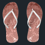 Rose Gold Elegante Wedding Empfang Monogram Flip Flops<br><div class="desc">Brautmode für Hochzeitsempfang. Rose goldrosa braunes blumenmonogramm Muster speziell gedreht Sandalen für die Braut. Chic,  elegant,  modern,  trendig,  elegant,  elegant,  stilvoll,  wunderschön und elegant metallisch. Um die Typografie an Strandschuhen im Sommer zu ändern,  klicken Sie auf Design bearbeiten. Bildrecht Marg Seregelyi Fotografie.</div>