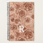 Rose Gold Floral Rose Metallische Monogramm Planer<br><div class="desc">Dieses Design wurde mithilfe von digitaler Kunst erstellt und kann in dem Bereich personalisiert sein, der zur Verfügung gestellt wird, oder indem Sie den Klick wählen, um weitere Optionen anzupassen und den Namen, die Initialen oder die Wörter zu ändern. Sie können auch die Textfarbe und den Textstil ändern oder den...</div>