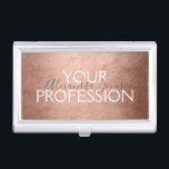Rose Gold Foil | Blush Pink Foil Modern Visitenkarten Dose<br><div class="desc">Blush Pink - Rose Gold Foil Metallic Minimalistischer Visitenkartenhalter mit weißem handgeschriebenem Typografie für das Monogramm. Der Inhaber der Rose Gold Foil Foil Business Card kann für jeden Beruf individuell angepasst werden. Sollte der Beruf oder Namenstext nicht Ihren Bedürfnissen entsprechen,  wenden Sie sich bitte an den Designer.</div>