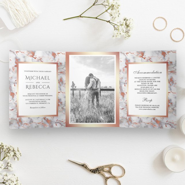Rose Gold Foil Foto Hochzeit aus weißem Marmor Dreifach Gefaltete Einladung (Von Creator hochgeladen)