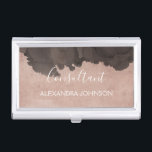 Rose Gold Foil | Rosa Wasserfarbe Moderne Visitenkarten Dose<br><div class="desc">Blush Pink - Rose Gold und Black Watercolor Trendy Consultant Minimalistisch Business Card Holder mit weißem Buchstaben elegante Typografie für das Monogramm. Der Inhaber der Rose Gold und Black Watercolor Visitenkarte kann für jeden Beruf angepasst werden. Sollte der Beruf oder Namenstext nicht Ihren Bedürfnissen entsprechen, wenden Sie sich bitte an...</div>